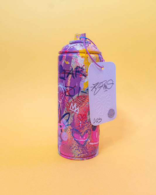 Bombe custom (Feat. TutoDraw) Boutique Art de Brunograffer - Bombe de peinture vide recyclée et custom en collaboration avec l'artiste TutoDraw. Signée à la main sur la spray avec une preuve d'authenticité sur une carte signée à la main fixée sur la buse en plastique sur le dessus.
Techniques : Peintures aérosols, Pastels à l'acryliques, feutres divers et collage de page de manga.
Vernis Mat.
POURQUOI RECYCLER LES BOMBE DE PEINTURE VIDES ?
Les bombes de peintures, une fois vides, c’est un enfer à recycler. C’est très long et c’est cher pour l’entreprise qui s’en occupe. A vrai dire, je ne saurai dire si beaucoup sont véritablement recycler.J’ai donc décidé de les recycler moi-même en leur donnant une seconde vie : je les perces pour utiliser encore le peu de peinture qui leur reste à l’intérieur dont je m'en sert pour les recouvrir entre elles. J’ajoute un peu de motifs, de couleurs, d’éclaboussures et de feutres pour les rendre plus unique. Enfin, je les signe et les vernis.
Chacune sont livrée avec une caps (embout en plastique sur le dessus) recyclé également (car souvent bouchée) sur laquelle est fixé un zip rose faisant office de preuve d'authenticité. Le zip est personnalisé sur le devant et signé sur le dos avec un autocollant holographique.
Livré emballé avec soin dans un colis suivi avec assurance à la valeur de l'objet.
