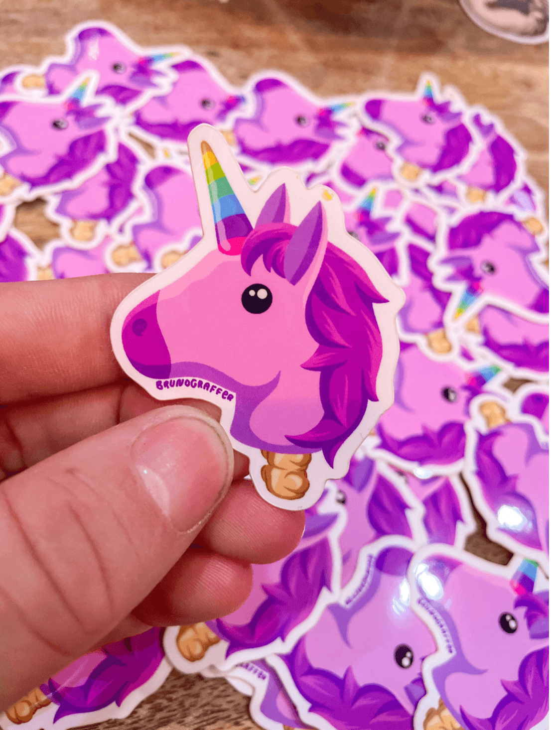 Licorne -Une illustration digitale réalisée sur tablette iPad avec Procreate puis imprimée en sticker. Les autocollants sont résistant aux poussières et aux éclaboussures. Veillez bien à les coller sur une surface lisse, propre et sèche pour un bon maintient. Par exemple sur un casque, un vélo, un frigo, une porte, le dos d'un téléphone, etc. Matériaux : Sticker Vinyle brillant.Dimensions : 4,4 x 5,8 cm Vendu à l'unité-Brunograffer Licorne -Une illustration digitale réalisée sur tablette iPad avec Procreate puis imprimée en sticker. Les autocollants sont résistant aux poussières et aux éclaboussures. Veillez bien à les coller sur une surface lisse, propre et sèche pour un bon maintient. Par exemple sur un casque, un vélo, un frigo, une porte, le dos d'un téléphone, etc. Matériaux : Sticker Vinyle brillant.Dimensions : 4,4 x 5,8 cm Vendu à l'unité-Brunograffer