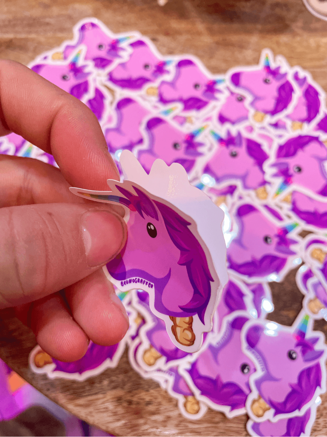 Licorne -Une illustration digitale réalisée sur tablette iPad avec Procreate puis imprimée en sticker. Les autocollants sont résistant aux poussières et aux éclaboussures. Veillez bien à les coller sur une surface lisse, propre et sèche pour un bon maintient. Par exemple sur un casque, un vélo, un frigo, une porte, le dos d'un téléphone, etc. Matériaux : Sticker Vinyle brillant.Dimensions : 4,4 x 5,8 cm Vendu à l'unité-Brunograffer Licorne -Une illustration digitale réalisée sur tablette iPad avec Procreate puis imprimée en sticker. Les autocollants sont résistant aux poussières et aux éclaboussures. Veillez bien à les coller sur une surface lisse, propre et sèche pour un bon maintient. Par exemple sur un casque, un vélo, un frigo, une porte, le dos d'un téléphone, etc. Matériaux : Sticker Vinyle brillant.Dimensions : 4,4 x 5,8 cm Vendu à l'unité-Brunograffer