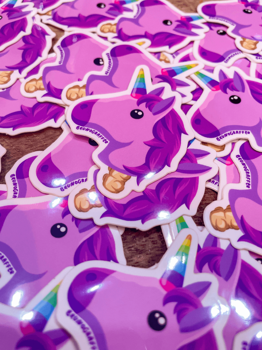 Licorne -Une illustration digitale réalisée sur tablette iPad avec Procreate puis imprimée en sticker. Les autocollants sont résistant aux poussières et aux éclaboussures. Veillez bien à les coller sur une surface lisse, propre et sèche pour un bon maintient. Par exemple sur un casque, un vélo, un frigo, une porte, le dos d'un téléphone, etc. Matériaux : Sticker Vinyle brillant.Dimensions : 4,4 x 5,8 cm Vendu à l'unité-Brunograffer Licorne -Une illustration digitale réalisée sur tablette iPad avec Procreate puis imprimée en sticker. Les autocollants sont résistant aux poussières et aux éclaboussures. Veillez bien à les coller sur une surface lisse, propre et sèche pour un bon maintient. Par exemple sur un casque, un vélo, un frigo, une porte, le dos d'un téléphone, etc. Matériaux : Sticker Vinyle brillant.Dimensions : 4,4 x 5,8 cm Vendu à l'unité-Brunograffer
