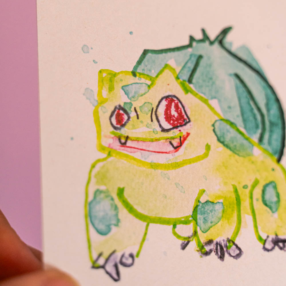 Carte postale Bulbizarre (Edition Moche) -Carte postale imprimée d’une illustration réalisée à l'aquarelle et aux crayons de couleurs.Le dessin vient d'un challenge en live sur Twitch dans lequel j'ai dessiné les 151 Pokémon de la première génération de 1995 en 24h en live sur Twitch, MAIS : en moche ! Voir la vidéo : https://youtu.be/0MyLD5bqc1Q Papier 300g recyclé. Possibilité de la faire signer et dédicacer à la main en choisissant l'option de livraison "Dédicacée".-Brunograffer Carte postale Bulbizarre (Edition Moche) -Carte postale imprimée d’une illustration réalisée à l'aquarelle et aux crayons de couleurs.Le dessin vient d'un challenge en live sur Twitch dans lequel j'ai dessiné les 151 Pokémon de la première génération de 1995 en 24h en live sur Twitch, MAIS : en moche ! Voir la vidéo : https://youtu.be/0MyLD5bqc1Q Papier 300g recyclé. Possibilité de la faire signer et dédicacer à la main en choisissant l'option de livraison