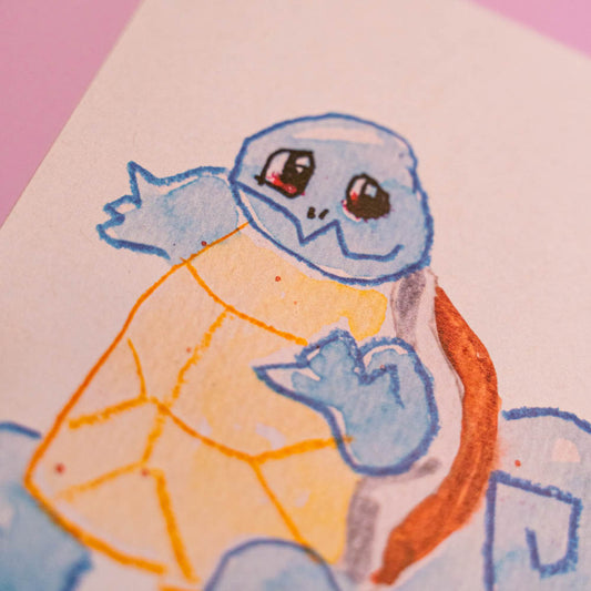 Carte postale Carapuce (Edition Moche) -Carte postale imprimée d’une illustration réalisée à l'aquarelle et aux crayons de couleurs.Le dessin vient d'un challenge en live sur Twitch dans lequel j'ai dessiné les 151 Pokémon de la première génération de 1995 en 24h en live sur Twitch, MAIS : en moche ! Voir la vidéo : https://youtu.be/0MyLD5bqc1Q Papier 300g recyclé. Possibilité de la faire signer et dédicacer à la main en choisissant l'option de livraison "Dédicacée".-Brunograffer Boutique Art de Brunograffer - Carte postale imprimée d’une illustration réalisée à l'aquarelle et aux crayons de couleurs.Le dessin vient d'un challenge en live sur Twitch dans lequel j'ai dessiné les 151 Pokémon de la première génération de 1995 en 24h en live sur Twitch, MAIS : en moche !
 
Voir la vidéo : https://youtu.be/0MyLD5bqc1Q
 
Papier 300g recyclé.
Possibilité de la faire signer et dédicacer à la main en choisissant l'option de livraison "Dédicacée".