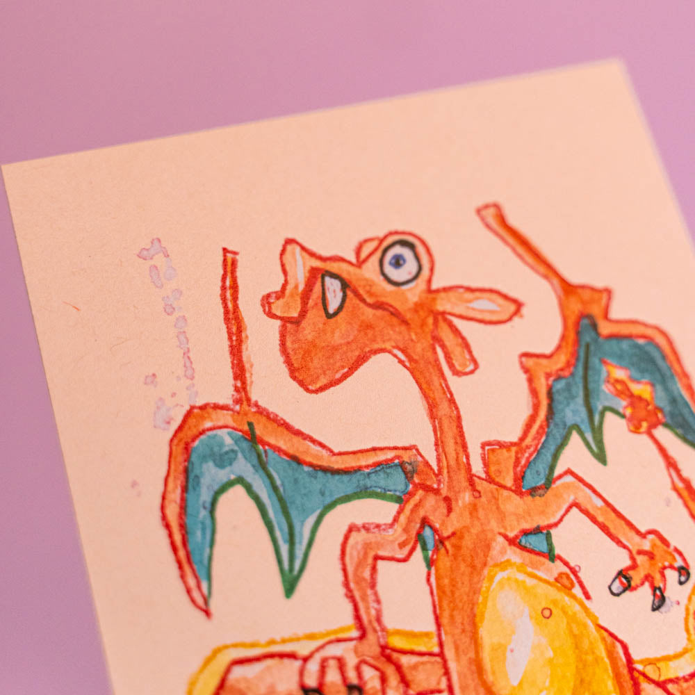 Carte postale Dracaufeu (Edition Moche) -Carte postale imprimée d’une illustration réalisée à l'aquarelle et aux crayons de couleurs.Le dessin vient d'un challenge en live sur Twitch dans lequel j'ai dessiné les 151 Pokémon de la première génération de 1995 en 24h en live sur Twitch, MAIS : en moche ! Voir la vidéo : https://youtu.be/0MyLD5bqc1Q Papier 300g recyclé. Possibilité de la faire signer et dédicacer à la main en choisissant l'option de livraison "Dédicacée".-Brunograffer Carte postale Dracaufeu (Edition Moche) -Carte postale imprimée d’une illustration réalisée à l'aquarelle et aux crayons de couleurs.Le dessin vient d'un challenge en live sur Twitch dans lequel j'ai dessiné les 151 Pokémon de la première génération de 1995 en 24h en live sur Twitch, MAIS : en moche ! Voir la vidéo : https://youtu.be/0MyLD5bqc1Q Papier 300g recyclé. Possibilité de la faire signer et dédicacer à la main en choisissant l'option de livraison