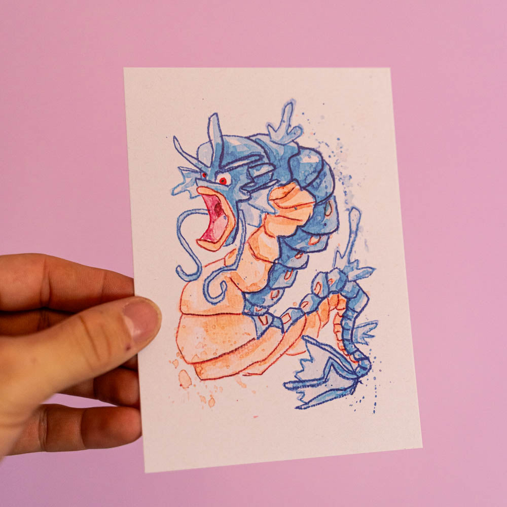 Carte postale Léviator (Edition Moche) -Carte postale imprimée d’une illustration réalisée à l'aquarelle et aux crayons de couleurs.Le dessin vient d'un challenge en live sur Twitch dans lequel j'ai dessiné les 151 Pokémon de la première génération de 1995 en 24h en live sur Twitch, MAIS : en moche ! Voir la vidéo : https://youtu.be/0MyLD5bqc1Q Papier 300g recyclé. Possibilité de la faire signer et dédicacer à la main en choisissant l'option de livraison "Dédicacée".-Brunograffer Carte postale Léviator (Edition Moche) -Carte postale imprimée d’une illustration réalisée à l'aquarelle et aux crayons de couleurs.Le dessin vient d'un challenge en live sur Twitch dans lequel j'ai dessiné les 151 Pokémon de la première génération de 1995 en 24h en live sur Twitch, MAIS : en moche ! Voir la vidéo : https://youtu.be/0MyLD5bqc1Q Papier 300g recyclé. Possibilité de la faire signer et dédicacer à la main en choisissant l'option de livraison