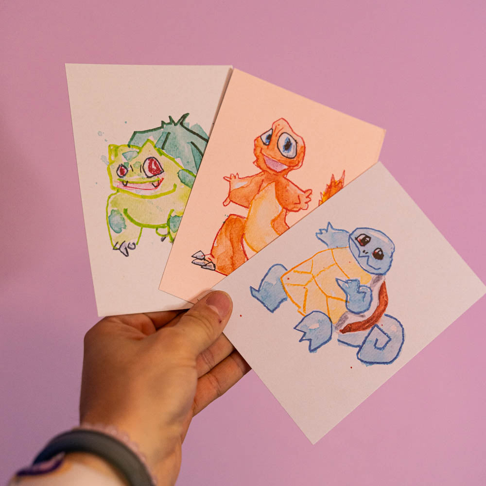 Lot de 3 cartes postales (Edition Moche) -Carte postale imprimée d’une illustration réalisée à l'aquarelle et aux crayons de couleurs.Le dessin vient d'un challenge en live sur Twitch dans lequel j'ai dessiné les 151 Pokémon de la première génération de 1995 en 24h en live sur Twitch, MAIS : en moche ! Voir la vidéo : https://youtu.be/0MyLD5bqc1Q Papier 300g recyclé. Possibilité de la faire signer et dédicacer à la main en choisissant l'option de livraison "Dédicacée".-Brunograffer Lot de 3 cartes postales (Edition Moche) -Carte postale imprimée d’une illustration réalisée à l'aquarelle et aux crayons de couleurs.Le dessin vient d'un challenge en live sur Twitch dans lequel j'ai dessiné les 151 Pokémon de la première génération de 1995 en 24h en live sur Twitch, MAIS : en moche ! Voir la vidéo : https://youtu.be/0MyLD5bqc1Q Papier 300g recyclé. Possibilité de la faire signer et dédicacer à la main en choisissant l'option de livraison