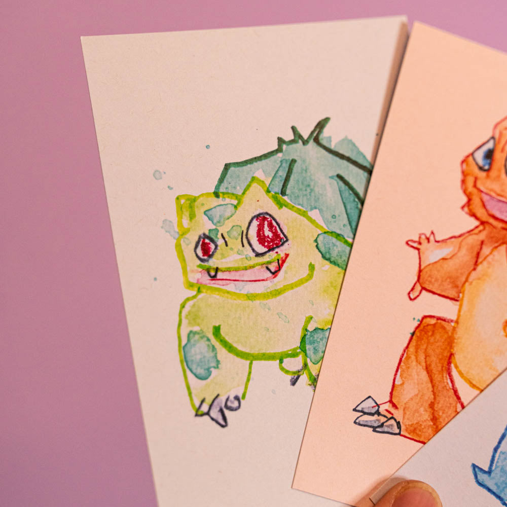 Lot de 3 cartes postales (Edition Moche) -Carte postale imprimée d’une illustration réalisée à l'aquarelle et aux crayons de couleurs.Le dessin vient d'un challenge en live sur Twitch dans lequel j'ai dessiné les 151 Pokémon de la première génération de 1995 en 24h en live sur Twitch, MAIS : en moche ! Voir la vidéo : https://youtu.be/0MyLD5bqc1Q Papier 300g recyclé. Possibilité de la faire signer et dédicacer à la main en choisissant l'option de livraison "Dédicacée".-Brunograffer Lot de 3 cartes postales (Edition Moche) -Carte postale imprimée d’une illustration réalisée à l'aquarelle et aux crayons de couleurs.Le dessin vient d'un challenge en live sur Twitch dans lequel j'ai dessiné les 151 Pokémon de la première génération de 1995 en 24h en live sur Twitch, MAIS : en moche ! Voir la vidéo : https://youtu.be/0MyLD5bqc1Q Papier 300g recyclé. Possibilité de la faire signer et dédicacer à la main en choisissant l'option de livraison