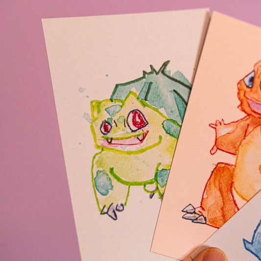 Lot de 3 cartes postales (Edition Moche) -Carte postale imprimée d’une illustration réalisée à l'aquarelle et aux crayons de couleurs.Le dessin vient d'un challenge en live sur Twitch dans lequel j'ai dessiné les 151 Pokémon de la première génération de 1995 en 24h en live sur Twitch, MAIS : en moche ! Voir la vidéo : https://youtu.be/0MyLD5bqc1Q Papier 300g recyclé. Possibilité de la faire signer et dédicacer à la main en choisissant l'option de livraison "Dédicacée".-Brunograffer Boutique Art de Brunograffer - Carte postale imprimée d’une illustration réalisée à l'aquarelle et aux crayons de couleurs.Le dessin vient d'un challenge en live sur Twitch dans lequel j'ai dessiné les 151 Pokémon de la première génération de 1995 en 24h en live sur Twitch, MAIS : en moche !
 
Voir la vidéo : https://youtu.be/0MyLD5bqc1Q
 
Papier 300g recyclé.
Possibilité de la faire signer et dédicacer à la main en choisissant l'option de livraison "Dédicacée".
