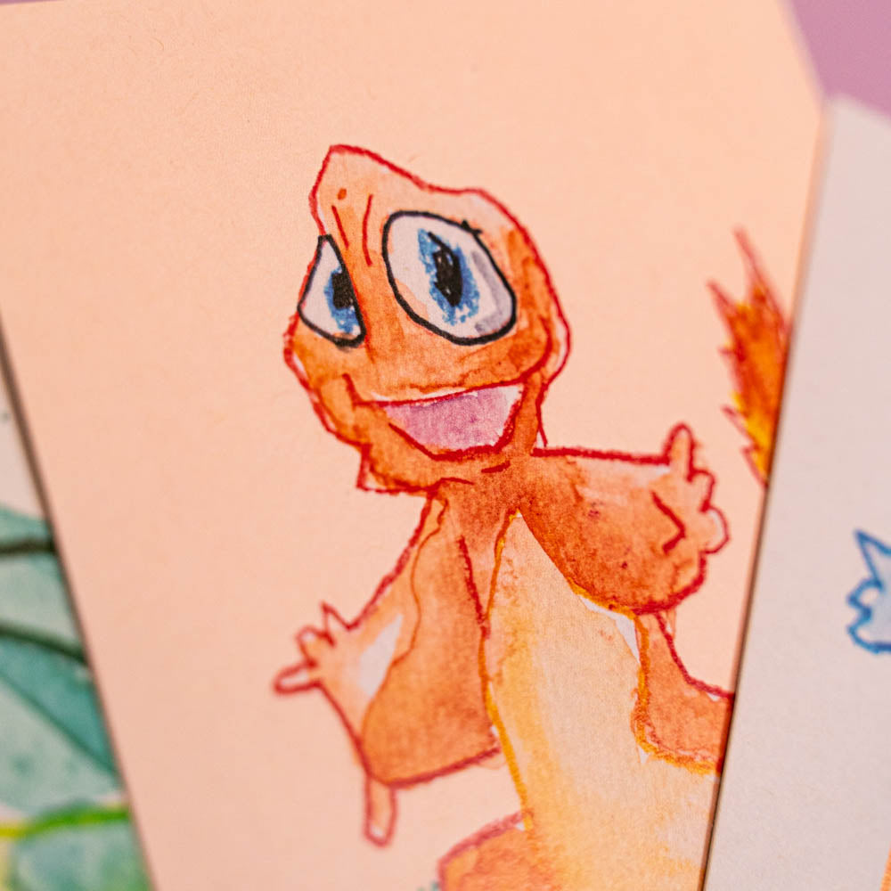 Lot de 3 cartes postales (Edition Moche) -Carte postale imprimée d’une illustration réalisée à l'aquarelle et aux crayons de couleurs.Le dessin vient d'un challenge en live sur Twitch dans lequel j'ai dessiné les 151 Pokémon de la première génération de 1995 en 24h en live sur Twitch, MAIS : en moche ! Voir la vidéo : https://youtu.be/0MyLD5bqc1Q Papier 300g recyclé. Possibilité de la faire signer et dédicacer à la main en choisissant l'option de livraison "Dédicacée".-Brunograffer Lot de 3 cartes postales (Edition Moche) -Carte postale imprimée d’une illustration réalisée à l'aquarelle et aux crayons de couleurs.Le dessin vient d'un challenge en live sur Twitch dans lequel j'ai dessiné les 151 Pokémon de la première génération de 1995 en 24h en live sur Twitch, MAIS : en moche ! Voir la vidéo : https://youtu.be/0MyLD5bqc1Q Papier 300g recyclé. Possibilité de la faire signer et dédicacer à la main en choisissant l'option de livraison
