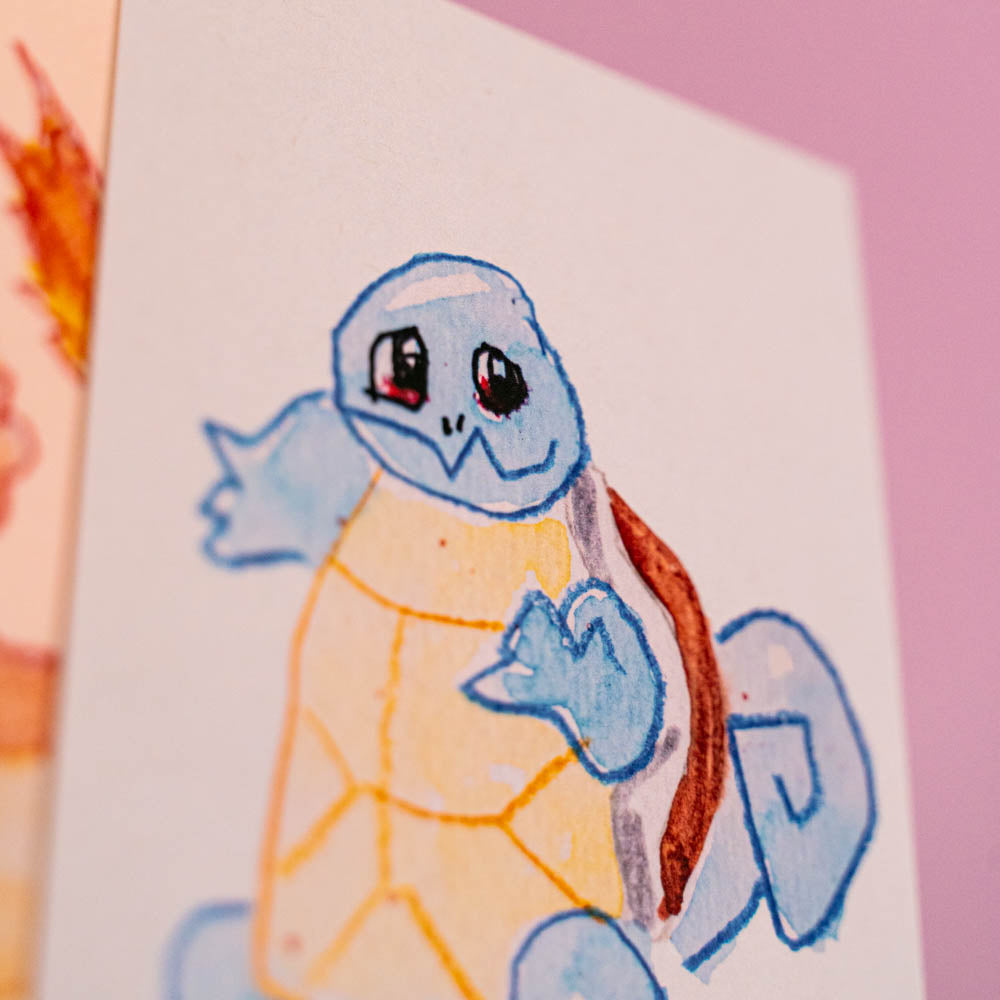 Lot de 3 cartes postales (Edition Moche) -Carte postale imprimée d’une illustration réalisée à l'aquarelle et aux crayons de couleurs.Le dessin vient d'un challenge en live sur Twitch dans lequel j'ai dessiné les 151 Pokémon de la première génération de 1995 en 24h en live sur Twitch, MAIS : en moche ! Voir la vidéo : https://youtu.be/0MyLD5bqc1Q Papier 300g recyclé. Possibilité de la faire signer et dédicacer à la main en choisissant l'option de livraison "Dédicacée".-Brunograffer Lot de 3 cartes postales (Edition Moche) -Carte postale imprimée d’une illustration réalisée à l'aquarelle et aux crayons de couleurs.Le dessin vient d'un challenge en live sur Twitch dans lequel j'ai dessiné les 151 Pokémon de la première génération de 1995 en 24h en live sur Twitch, MAIS : en moche ! Voir la vidéo : https://youtu.be/0MyLD5bqc1Q Papier 300g recyclé. Possibilité de la faire signer et dédicacer à la main en choisissant l'option de livraison