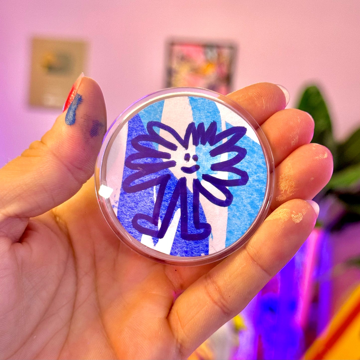 Pins Pad -Dessin réalisé à la main sur du papier épais 300g pour un Pins unique de 6cm de diamètre. Exemplaire à collectionner, vous en recevez au hasard. Ils sont tous différents, le petit personnage "Pad" est dessiné en couleur. Vous avez 10% de chance d'obtenir un Pad argenté et 5% de chance d'en obtenir un doré. Photographies non contractuelles.-Brunograffer Pins Pad -Dessin réalisé à la main sur du papier épais 300g pour un Pins unique de 6cm de diamètre. Exemplaire à collectionner, vous en recevez au hasard. Ils sont tous différents, le petit personnage