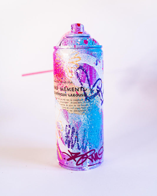 Bombe custom (N°72) Boutique Art de Brunograffer - Bombe de peinture vide recyclée et custom. Signée à la main sur la spray avec une preuve d'authenticité sur un Zip Tie rose numéroté à la main fixé sur la buse en plastique.
 
Techniques : Peintures aérosols, Pastels à l'acryliques, feutres divers et stickers holographiques.
Vernis Mat.
 
Numéro 72.
Open Éditon.
 
POURQUOI RECYCLER LES BOMBE DE PEINTURE VIDES ?
Les bombes de peintures, une fois vides, c’est un enfer à recycler. C’est très long et c’est cher pour l’entreprise qui s’en occupe. A vrai dire, je ne saurai dire si beaucoup sont véritablement recycler.J’ai donc décidé de les recycler moi-même en leur donnant une seconde vie : je les perces pour utiliser encore le peu de peinture qui leur reste à l’intérieur dont je m'en sert pour les recouvrir entre elles. J’ajoute un peu de motifs, de couleurs, d’éclaboussures et de feutres pour les rendre plus unique. Enfin, je les signe et les vernis.
Chacune sont livrée avec une caps (embout en plastique sur le dessus) recyclé également (car souvent bouchée) sur laquelle est fixé un zip rose faisant office de preuve d'authenticité. Le zip est personnalisé sur le devant et signé sur le dos avec un autocollant holographique.
 
Livré emballé avec soin dans un colis suivi avec assurance à la valeur de l'objet.