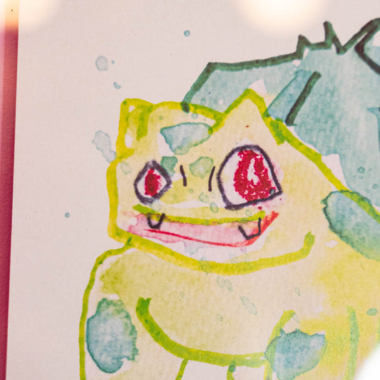 Poster Bulbizarre (Edition moche) Boutique Art de Brunograffer - Poster imprimé d’une illustration réalisée à l'aquarelle et aux crayons de couleurs.Le dessin vient d'un challenge en live sur Twitch dans lequel j'ai dessiné les 151 Pokémon de la première génération de 1995 en 24h en live sur Twitch, MAIS : en moche !
 
Voir la vidéo : https://youtu.be/0MyLD5bqc1Q
 
Papier recyclé 300g
Chaque poster son gaufré et tamponné à la main.
Vendu sans cadre.
Possibilité de la faire signer et dédicacer à la main en choisissant l'option de livraison "Dédicacé".