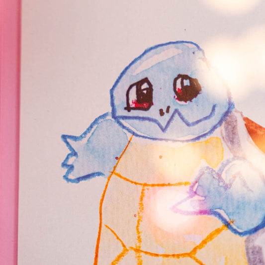 Poster Carapuce (Edition moche) Boutique Art de Brunograffer - Poster imprimé d’une illustration réalisée à l'aquarelle et aux crayons de couleurs.Le dessin vient d'un challenge en live sur Twitch dans lequel j'ai dessiné les 151 Pokémon de la première génération de 1995 en 24h en live sur Twitch, MAIS : en moche !
 
Voir la vidéo : https://youtu.be/0MyLD5bqc1Q
 
Papier recyclé 300g
Chaque poster son gaufré et tamponné à la main.
Vendu sans cadre.
Possibilité de la faire signer et dédicacer à la main en choisissant l'option de livraison "Dédicacé".