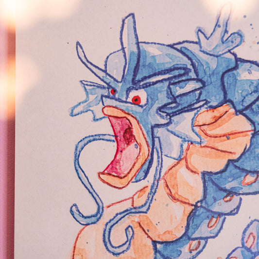 Poster Léviator (Edition moche) Boutique Art de Brunograffer - Poster imprimé d’une illustration réalisée à l'aquarelle et aux crayons de couleurs.Le dessin vient d'un challenge en live sur Twitch dans lequel j'ai dessiné les 151 Pokémon de la première génération de 1995 en 24h en live sur Twitch, MAIS : en moche !
 
Voir la vidéo : https://youtu.be/0MyLD5bqc1Q
 
Papier recyclé 300g
Chaque poster son gaufré et tamponné à la main.
Vendu sans cadre.
Possibilité de la faire signer et dédicacer à la main en choisissant l'option de livraison "Dédicacé".