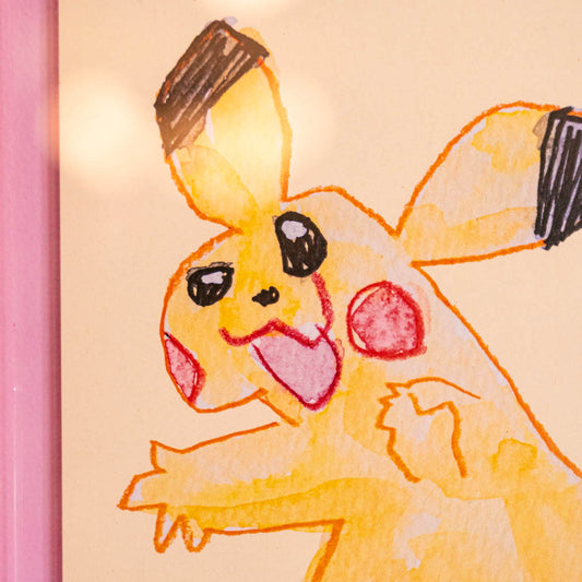 Poster Pikachu (Edition moche) Boutique Art de Brunograffer - Poster imprimé d’une illustration réalisée à l'aquarelle et aux crayons de couleurs.Le dessin vient d'un challenge en live sur Twitch dans lequel j'ai dessiné les 151 Pokémon de la première génération de 1995 en 24h en live sur Twitch, MAIS : en moche !
 
Voir la vidéo : https://youtu.be/0MyLD5bqc1Q
 
Papier recyclé 300g
Chaque poster son gaufré et tamponné à la main.
Vendu sans cadre.
Possibilité de la faire signer et dédicacer à la main en choisissant l'option de livraison "Dédicacé".