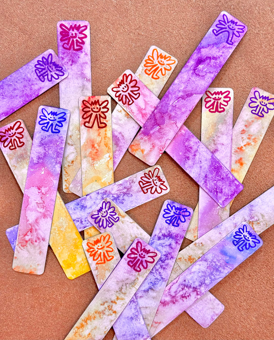 Marque page (bookmark) -Marque page réalisé à la main. Le recto est peint à l’aquarelle avec un petit Pad dessiné sur le haut. Un papier coloré est collé sur le verso. Le papier du recto est de 300g et celui du verso de 160g offrant donc un marque page épais et rigide de 460g avec une finition des coins en arrondis. Dimensions : 16 x 2 cm Chaque marque page est unique, vous en recevez un haut hasards parmis les exemples en photos. Photographies non contractuelles.-Brunograffer Boutique Art de Brunograffer - Marque page réalisé à la main. Le recto est peint à l’aquarelle avec un petit Pad dessiné sur le haut. Un papier coloré est collé sur le verso.
 
Le papier du recto est de 300g et celui du verso de 160g offrant donc un marque page épais et rigide de 460g avec une finition des coins en arrondis.
Dimensions : 16 x 2 cm
 
Chaque marque page est unique, vous en recevez un haut hasards parmis les exemples en photos.
 
Photographies non contractuelles.