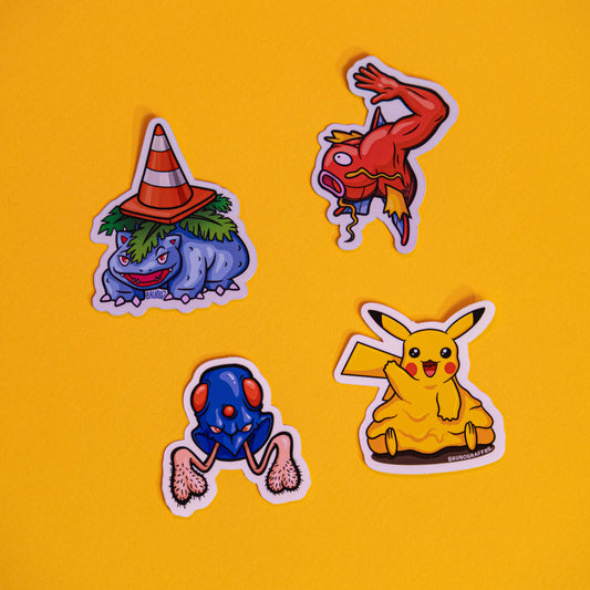 Pack Parodie Pokémon (4 Stickers) Boutique Art de Brunograffer - Illustration digitale imprimée sur stickers Vinyl mat.
 
Ce pack de 4 stickers comprend :
— Magiclaque
4,8 x 5,7 cm
— Tentacouille
4,3 x 4,4 cm
— Pigrachu
4,8 x 5 cm
— Plorizarre
4,8 x 5,7 cm
 
Une illustration digital réalisé sur tablette iPad avec Procreate puis imprimée. Les autocollants sont résistant aux poussières et aux éclaboussures. Veillez bien à les coller sur une surface lisse, propre et sèche pour un bon maintient. Par exemple sur un casque, un vélo, un frigo, une porte, le dos d'un téléphone, etc.
Matériaux : Sticker Vinyle mat avec effet holographique sur deux d'entre eux.