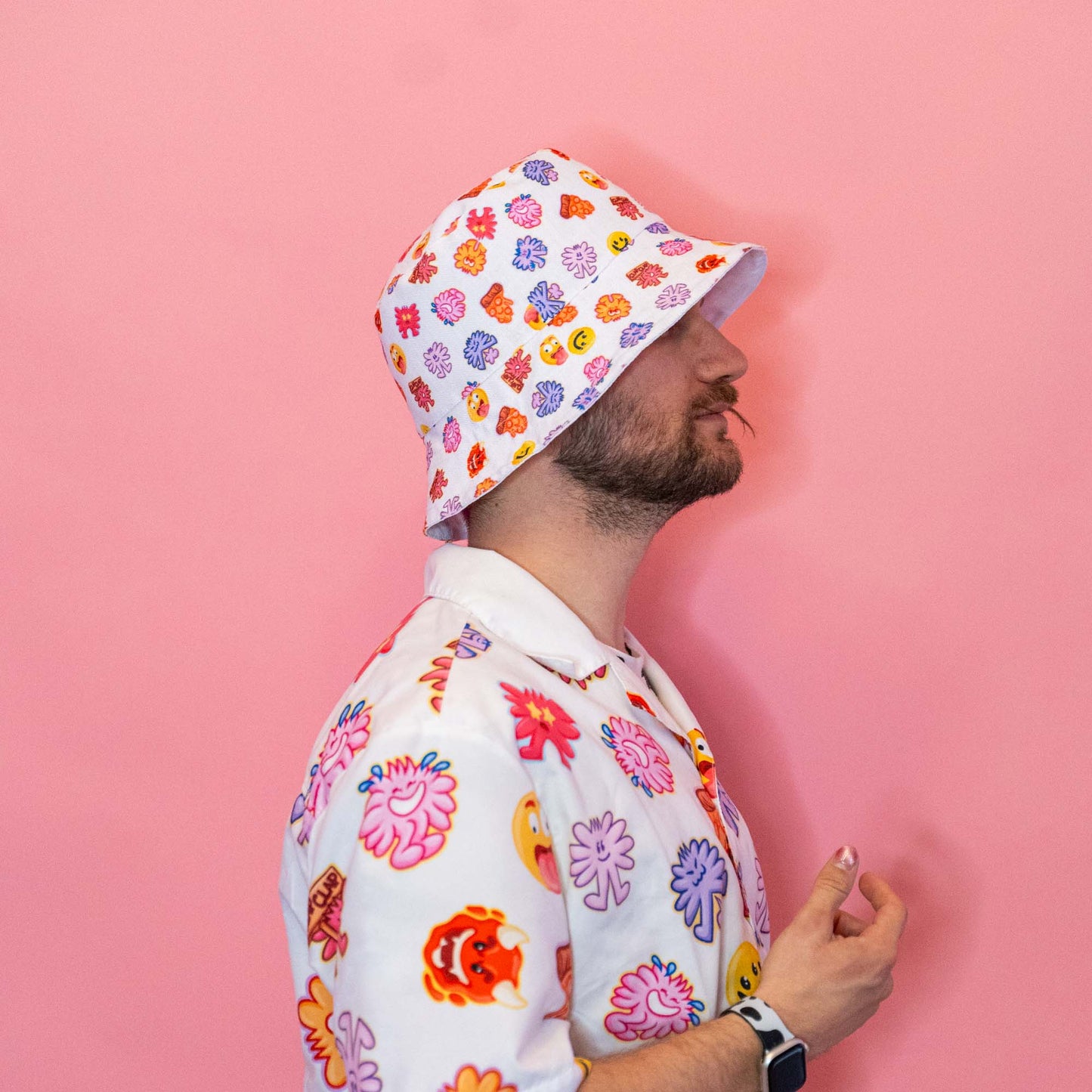 Bob Multipad -Le couvre-chef en mode multipad ! Afin d'éviter les frais de stockage et les pertes, chaque produits sont fabriqué sur commande. Le délais est assez long. Prévoir 3 à 4 semaines jusqu'à la réception de la commande. • 100 % polyester• Tissu respirant à évacuation de l'humidité• Matériel sensation lin• Réversible• Composants du produit vierge provenant de Chine-Brunograffer