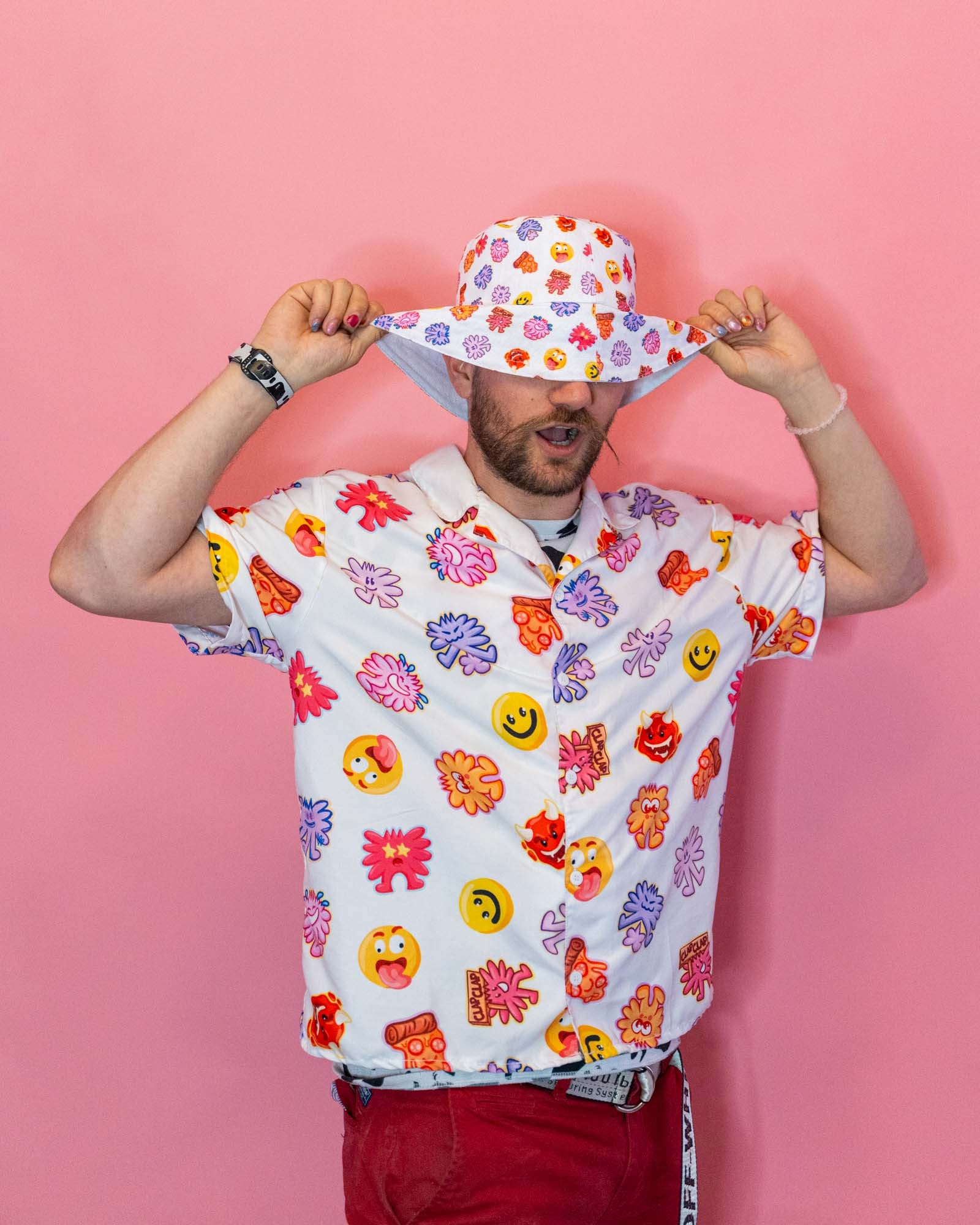 Bob Multipad -Le couvre-chef en mode multipad ! Afin d'éviter les frais de stockage et les pertes, chaque produits sont fabriqué sur commande. Le délais est assez long. Prévoir 3 à 4 semaines jusqu'à la réception de la commande. • 100 % polyester• Tissu respirant à évacuation de l'humidité• Matériel sensation lin• Réversible• Composants du produit vierge provenant de Chine-Brunograffer