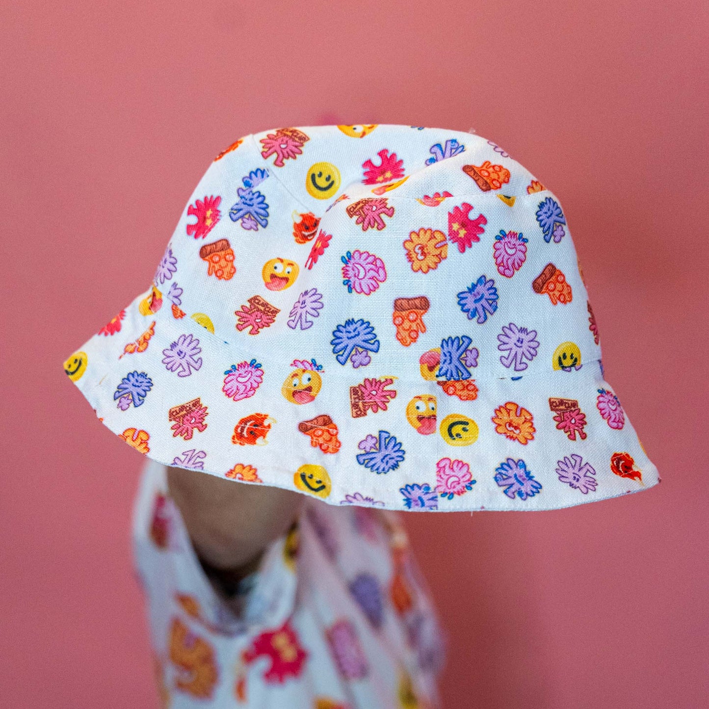 Bob Multipad -Le couvre-chef en mode multipad ! Afin d'éviter les frais de stockage et les pertes, chaque produits sont fabriqué sur commande. Le délais est assez long. Prévoir 3 à 4 semaines jusqu'à la réception de la commande. • 100 % polyester• Tissu respirant à évacuation de l'humidité• Matériel sensation lin• Réversible• Composants du produit vierge provenant de Chine-Brunograffer