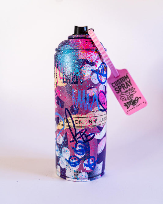 Bombe de peinture vide recyclée et custom. Signée à la main sur la spray avec une preuve d'authenticité sur un Zip Tie rose numéroté à la main fixé sur la buse en plastique.
 
Techniques : Peintures aérosols, Pastels à l'acryliques, feutres divers et stickers holographiques.
Vernis Mat.
 
Numéro 75.
Open Éditon.
 
POURQUOI RECYCLER LES BOMBE DE PEINTURE VIDES ?
Les bombes de peintures, une fois vides, c’est un enfer à recycler. C’est très long et c’est cher pour l’entreprise qui s’en occupe. A vrai dire, je ne saurai dire si beaucoup sont véritablement recycler.J’ai donc décidé de les recycler moi-même en leur donnant une seconde vie : je les perces pour utiliser encore le peu de peinture qui leur reste à l’intérieur dont je m'en sert pour les recouvrir entre elles. J’ajoute un peu de motifs, de couleurs, d’éclaboussures et de feutres pour les rendre plus unique. Enfin, je les signe et les vernis.
Chacune sont livrée avec une caps (embout en plastique sur le dessus) recyclé également (car souvent bouchée) sur laquelle est fixé un zip rose faisant office de preuve d'authenticité. Le zip est personnalisé sur le devant et signé sur le dos avec un autocollant holographique.
 
Livré emballé avec soin dans un colis suivi avec assurance à la valeur de l'objet.
