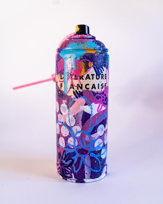 Boutique Art de Brunograffer - Bombe de peinture vide recyclée et custom. Signée à la main sur la spray avec une preuve d'authenticité sur un Zip Tie rose numéroté à la main fixé sur la buse en plastique.
 
Techniques : Peintures aérosols, Pastels à l'acryliques, feutres divers et stickers holographiques.
Vernis Mat.
 
Numéro 75.
Open Éditon.
 
POURQUOI RECYCLER LES BOMBE DE PEINTURE VIDES ?
Les bombes de peintures, une fois vides, c’est un enfer à recycler. C’est très long et c’est cher pour l’entreprise qui s’en occupe. A vrai dire, je ne saurai dire si beaucoup sont véritablement recycler.J’ai donc décidé de les recycler moi-même en leur donnant une seconde vie : je les perces pour utiliser encore le peu de peinture qui leur reste à l’intérieur dont je m'en sert pour les recouvrir entre elles. J’ajoute un peu de motifs, de couleurs, d’éclaboussures et de feutres pour les rendre plus unique. Enfin, je les signe et les vernis.
Chacune sont livrée avec une caps (embout en plastique sur le dessus) recyclé également (car souvent bouchée) sur laquelle est fixé un zip rose faisant office de preuve d'authenticité. Le zip est personnalisé sur le devant et signé sur le dos avec un autocollant holographique.
 
Livré emballé avec soin dans un colis suivi avec assurance à la valeur de l'objet.