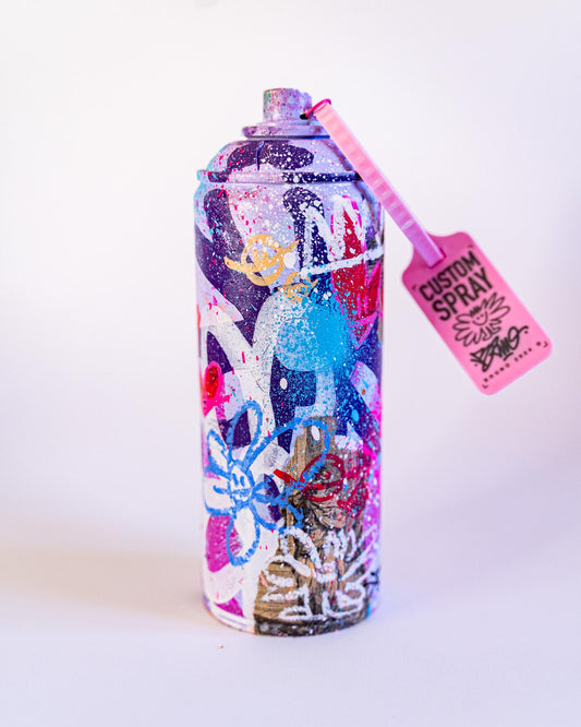Bombe de peinture vide recyclée et custom. Signée à la main sur la spray avec une preuve d'authenticité sur un Zip Tie rose numéroté à la main fixé sur la buse en plastique.
 
Techniques : Peintures aérosols, Pastels à l'acryliques, feutres divers et stickers holographiques.
Vernis Mat.
 
Numéro 85.
Open Éditon.
 
POURQUOI RECYCLER LES BOMBE DE PEINTURE VIDES ?
Les bombes de peintures, une fois vides, c’est un enfer à recycler. C’est très long et c’est cher pour l’entreprise qui s’en occupe. A vrai dire, je ne saurai dire si beaucoup sont véritablement recycler.J’ai donc décidé de les recycler moi-même en leur donnant une seconde vie : je les perces pour utiliser encore le peu de peinture qui leur reste à l’intérieur dont je m'en sert pour les recouvrir entre elles. J’ajoute un peu de motifs, de couleurs, d’éclaboussures et de feutres pour les rendre plus unique. Enfin, je les signe et les vernis.
Chacune sont livrée avec une caps (embout en plastique sur le dessus) recyclé également (car souvent bouchée) sur laquelle est fixé un zip rose faisant office de preuve d'authenticité. Le zip est personnalisé sur le devant et signé sur le dos avec un autocollant holographique.
 
Livré emballé avec soin dans un colis suivi avec assurance à la valeur de l'objet.