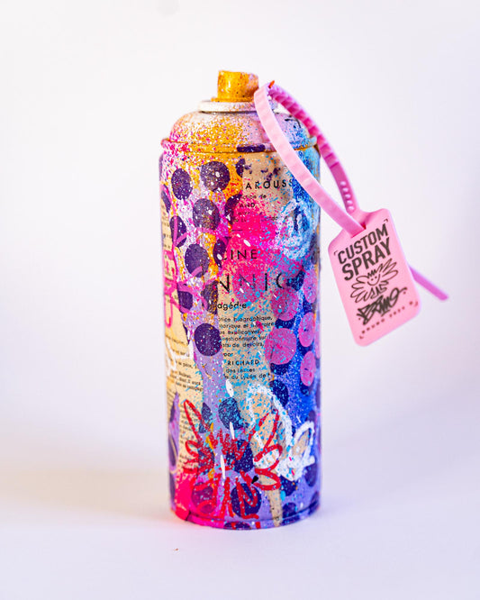 Bombe de peinture vide recyclée et custom. Signée à la main sur la spray avec une preuve d'authenticité sur un Zip Tie rose numéroté à la main fixé sur la buse en plastique.
 
Techniques : Peintures aérosols, Pastels à l'acryliques, feutres divers et stickers holographiques.
Vernis Mat.
 
Numéro 92.
Open Éditon.
 
POURQUOI RECYCLER LES BOMBE DE PEINTURE VIDES ?
Les bombes de peintures, une fois vides, c’est un enfer à recycler. C’est très long et c’est cher pour l’entreprise qui s’en occupe. A vrai dire, je ne saurai dire si beaucoup sont véritablement recycler.J’ai donc décidé de les recycler moi-même en leur donnant une seconde vie : je les perces pour utiliser encore le peu de peinture qui leur reste à l’intérieur dont je m'en sert pour les recouvrir entre elles. J’ajoute un peu de motifs, de couleurs, d’éclaboussures et de feutres pour les rendre plus unique. Enfin, je les signe et les vernis.
Chacune sont livrée avec une caps (embout en plastique sur le dessus) recyclé également (car souvent bouchée) sur laquelle est fixé un zip rose faisant office de preuve d'authenticité. Le zip est personnalisé sur le devant et signé sur le dos avec un autocollant holographique.
 
Livré emballé avec soin dans un colis suivi avec assurance à la valeur de l'objet.