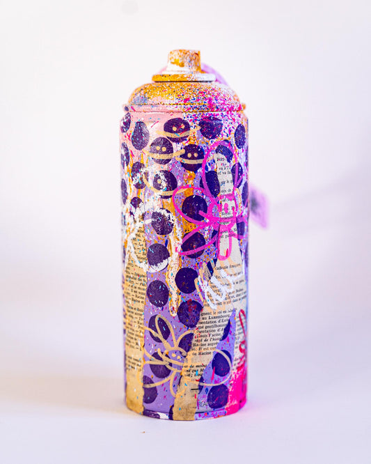 Boutique Art de Brunograffer - Bombe de peinture vide recyclée et custom. Signée à la main sur la spray avec une preuve d'authenticité sur un Zip Tie rose numéroté à la main fixé sur la buse en plastique.
 
Techniques : Peintures aérosols, Pastels à l'acryliques, feutres divers et stickers holographiques.
Vernis Mat.
 
Numéro 92.
Open Éditon.
 
POURQUOI RECYCLER LES BOMBE DE PEINTURE VIDES ?
Les bombes de peintures, une fois vides, c’est un enfer à recycler. C’est très long et c’est cher pour l’entreprise qui s’en occupe. A vrai dire, je ne saurai dire si beaucoup sont véritablement recycler.J’ai donc décidé de les recycler moi-même en leur donnant une seconde vie : je les perces pour utiliser encore le peu de peinture qui leur reste à l’intérieur dont je m'en sert pour les recouvrir entre elles. J’ajoute un peu de motifs, de couleurs, d’éclaboussures et de feutres pour les rendre plus unique. Enfin, je les signe et les vernis.
Chacune sont livrée avec une caps (embout en plastique sur le dessus) recyclé également (car souvent bouchée) sur laquelle est fixé un zip rose faisant office de preuve d'authenticité. Le zip est personnalisé sur le devant et signé sur le dos avec un autocollant holographique.
 
Livré emballé avec soin dans un colis suivi avec assurance à la valeur de l'objet.