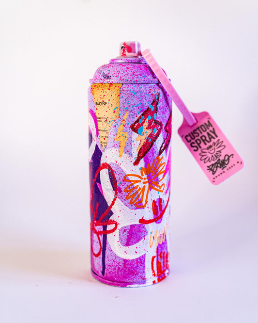 Bombe de peinture vide recyclée et custom. Signée à la main sur la spray avec une preuve d'authenticité sur un Zip Tie rose numéroté à la main fixé sur la buse en plastique.
 
Techniques : Peintures aérosols, Pastels à l'acryliques, feutres divers et stickers holographiques.
Vernis Mat.
 
Numéro 94.
Open Éditon.
 
POURQUOI RECYCLER LES BOMBE DE PEINTURE VIDES ?
Les bombes de peintures, une fois vides, c’est un enfer à recycler. C’est très long et c’est cher pour l’entreprise qui s’en occupe. A vrai dire, je ne saurai dire si beaucoup sont véritablement recycler.J’ai donc décidé de les recycler moi-même en leur donnant une seconde vie : je les perces pour utiliser encore le peu de peinture qui leur reste à l’intérieur dont je m'en sert pour les recouvrir entre elles. J’ajoute un peu de motifs, de couleurs, d’éclaboussures et de feutres pour les rendre plus unique. Enfin, je les signe et les vernis.
Chacune sont livrée avec une caps (embout en plastique sur le dessus) recyclé également (car souvent bouchée) sur laquelle est fixé un zip rose faisant office de preuve d'authenticité. Le zip est personnalisé sur le devant et signé sur le dos avec un autocollant holographique.
 
Livré emballé avec soin dans un colis suivi avec assurance à la valeur de l'objet.