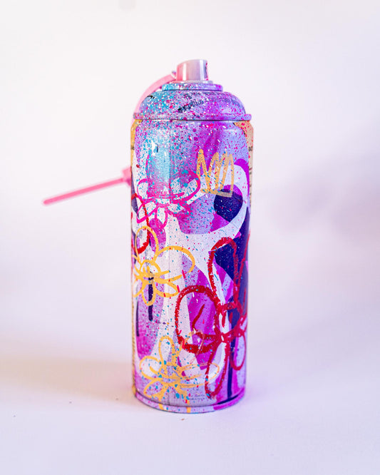 Boutique Art de Brunograffer - Bombe de peinture vide recyclée et custom. Signée à la main sur la spray avec une preuve d'authenticité sur un Zip Tie rose numéroté à la main fixé sur la buse en plastique.
 
Techniques : Peintures aérosols, Pastels à l'acryliques, feutres divers et stickers holographiques.
Vernis Mat.
 
Numéro 94.
Open Éditon.
 
POURQUOI RECYCLER LES BOMBE DE PEINTURE VIDES ?
Les bombes de peintures, une fois vides, c’est un enfer à recycler. C’est très long et c’est cher pour l’entreprise qui s’en occupe. A vrai dire, je ne saurai dire si beaucoup sont véritablement recycler.J’ai donc décidé de les recycler moi-même en leur donnant une seconde vie : je les perces pour utiliser encore le peu de peinture qui leur reste à l’intérieur dont je m'en sert pour les recouvrir entre elles. J’ajoute un peu de motifs, de couleurs, d’éclaboussures et de feutres pour les rendre plus unique. Enfin, je les signe et les vernis.
Chacune sont livrée avec une caps (embout en plastique sur le dessus) recyclé également (car souvent bouchée) sur laquelle est fixé un zip rose faisant office de preuve d'authenticité. Le zip est personnalisé sur le devant et signé sur le dos avec un autocollant holographique.
 
Livré emballé avec soin dans un colis suivi avec assurance à la valeur de l'objet.