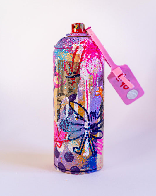Bombe de peinture vide recyclée et custom. Signée à la main sur la spray avec une preuve d'authenticité sur un Zip Tie rose numéroté à la main fixé sur la buse en plastique.
 
Techniques : Peintures aérosols, Pastels à l'acryliques, feutres divers et stickers holographiques.
Vernis Mat.
 
Numéro 96.
Open Éditon.
 
POURQUOI RECYCLER LES BOMBE DE PEINTURE VIDES ?
Les bombes de peintures, une fois vides, c’est un enfer à recycler. C’est très long et c’est cher pour l’entreprise qui s’en occupe. A vrai dire, je ne saurai dire si beaucoup sont véritablement recycler.J’ai donc décidé de les recycler moi-même en leur donnant une seconde vie : je les perces pour utiliser encore le peu de peinture qui leur reste à l’intérieur dont je m'en sert pour les recouvrir entre elles. J’ajoute un peu de motifs, de couleurs, d’éclaboussures et de feutres pour les rendre plus unique. Enfin, je les signe et les vernis.
Chacune sont livrée avec une caps (embout en plastique sur le dessus) recyclé également (car souvent bouchée) sur laquelle est fixé un zip rose faisant office de preuve d'authenticité. Le zip est personnalisé sur le devant et signé sur le dos avec un autocollant holographique.
 
Livré emballé avec soin dans un colis suivi avec assurance à la valeur de l'objet.