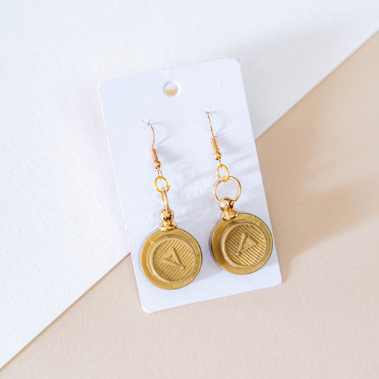 Des boucles d'oreilles faites avec des buses de bombes de peinture récyclées.
 
Percées et assemblées à la main.
Disponible en pair ou à l'unité.
 
Pourquoi recycler les buses ?
Lorsqu'on achète une bombe de peinture, il y a souvent une buses inclue. Personnellement, je n'aime pas spécialement ces buses là, j'en préfère d'autres type. Je les utilise de temps en temps mais elle s'accumulent dans mon atelier sans que je sache quoi en faire.
Également, les buses se bouchent de temps en temps et deviennent inutilisables.
Voici donc une manière de leur donner une seconde vie en boucle d'oreilles.