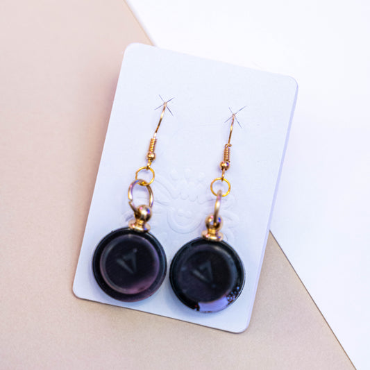 Des boucles d'oreilles faites avec des buses de bombes de peinture récyclées.
 
Percées et assemblées à la main.
Disponible en pair ou à l'unité.
 
Pourquoi recycler les buses ?
Lorsqu'on achète une bombe de peinture, il y a souvent une buses inclue. Personnellement, je n'aime pas spécialement ces buses là, j'en préfère d'autres type. Je les utilise de temps en temps mais elle s'accumulent dans mon atelier sans que je sache quoi en faire.
Également, les buses se bouchent de temps en temps et deviennent inutilisables.
Voici donc une manière de leur donner une seconde vie en boucle d'oreilles.