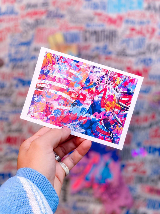 Carte postale d'une illustration digitale sur tablette graphique dans un style abstrait inspiré de l'univers des USA.Imprimée sur un papier 300g.
Design 1/2
Possibilité de la faire signer et dédicacer à la main en choisissant l'option de livraison 