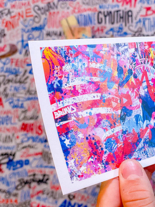 Boutique Art de Brunograffer - Carte postale d'une illustration digitale sur tablette graphique dans un style abstrait inspiré de l'univers des USA.Imprimée sur un papier 300g.
Design 1/2
Possibilité de la faire signer et dédicacer à la main en choisissant l'option de livraison "Dédicacée".