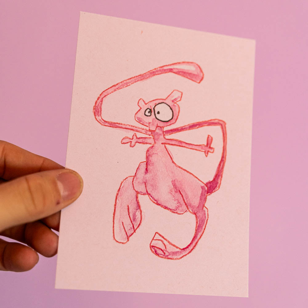 Carte postale Mew (Edition Moche) -Carte postale imprimée d’une illustration réalisée à l'aquarelle et aux crayons de couleurs.Le dessin vient d'un challenge en live sur Twitch dans lequel j'ai dessiné les 151 Pokémon de la première génération de 1995 en 24h en live sur Twitch, MAIS : en moche ! Voir la vidéo : https://youtu.be/0MyLD5bqc1Q Papier 300g recyclé. Possibilité de la faire signer et dédicacer à la main en choisissant l'option de livraison 