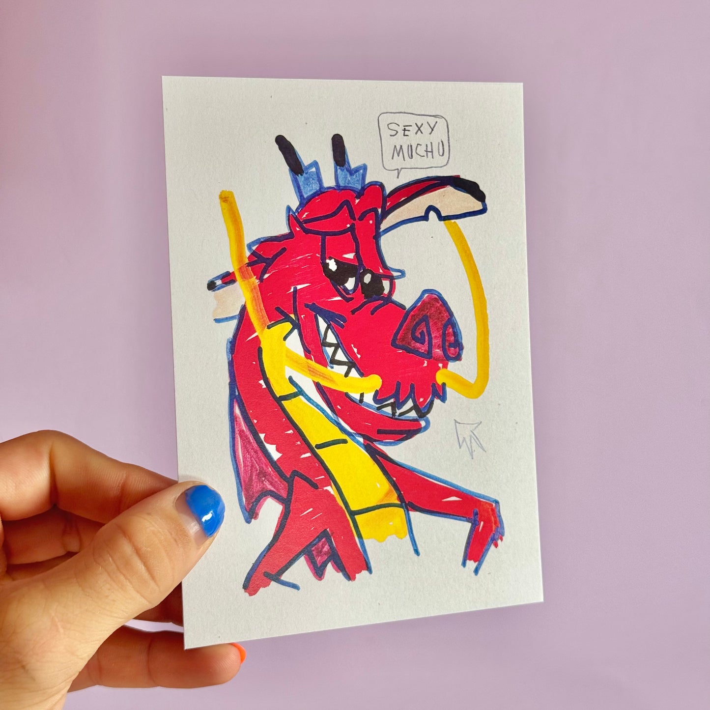 Carte postale Mushu -Carte postale imprimée d’un concept de dessins dans lequel je fais prendre vie à un personnage de dessin animé via sa peluche pour lui faire faire dessiner son autoportrait. Imprimée sur un papier 300g recyclé. Possibilité de la faire signer et dédicacer à la main en choisissant l'option de livraison 