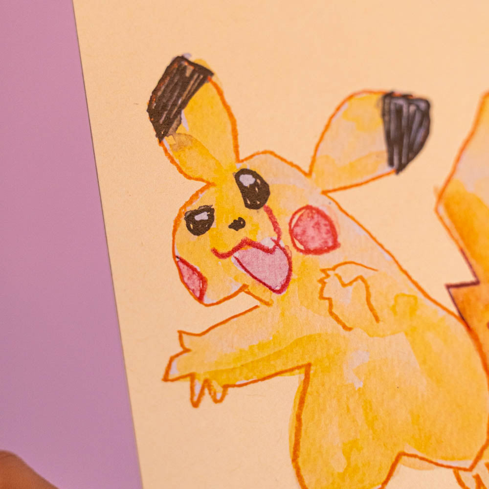 Carte postale Pikachu (Edition Moche) -Carte postale imprimée d’une illustration réalisée à l'aquarelle et aux crayons de couleurs.Le dessin vient d'un challenge en live sur Twitch dans lequel j'ai dessiné les 151 Pokémon de la première génération de 1995 en 24h en live sur Twitch, MAIS : en moche ! Voir la vidéo : https://youtu.be/0MyLD5bqc1Q Papier 300g recyclé. Possibilité de la faire signer et dédicacer à la main en choisissant l'option de livraison 