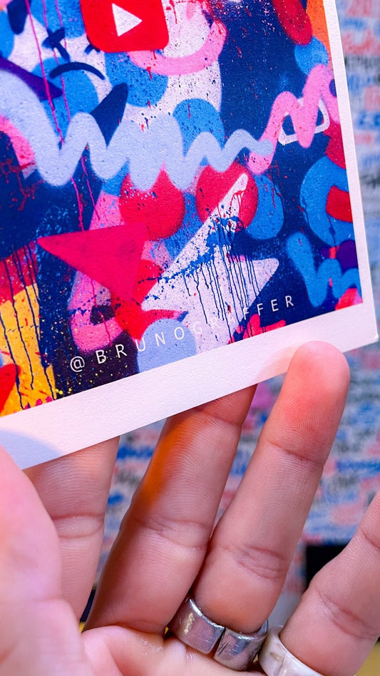 Boutique Art de Brunograffer - Carte postale d'une photographie d'une partie de la fresque réalisée dans les locaux Bump du célèbre YouTuber français Squeezie en 2020.
Imprimée sur un papier 300g recyclé.

Possibilité de la faire signer et dédicacer à la main en choisissant l'option de livraison "Dédicacée".