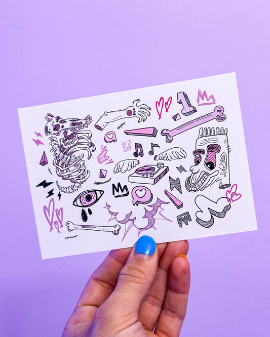 Carte postale d'une illustration digitale de ma nouvelle direction artistique en 2024 de ma chaine Twitch.Imprimée sur un papier 300g recyclé.
Design 2/2
Possibilité de la faire signer et dédicacer à la main en choisissant l'option de livraison 