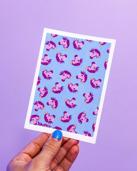 Carte postale d'une illustration digital parodiant d'emojis Licorne.Imprimée sur un papier 300g recyclé.
Possibilité de la faire signer et dédicacer à la main en choisissant l'option de livraison 