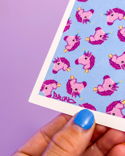 Boutique Art de Brunograffer - Carte postale d'une illustration digital parodiant d'emojis Licorne.Imprimée sur un papier 300g recyclé.
Possibilité de la faire signer et dédicacer à la main en choisissant l'option de livraison "Dédicacée".