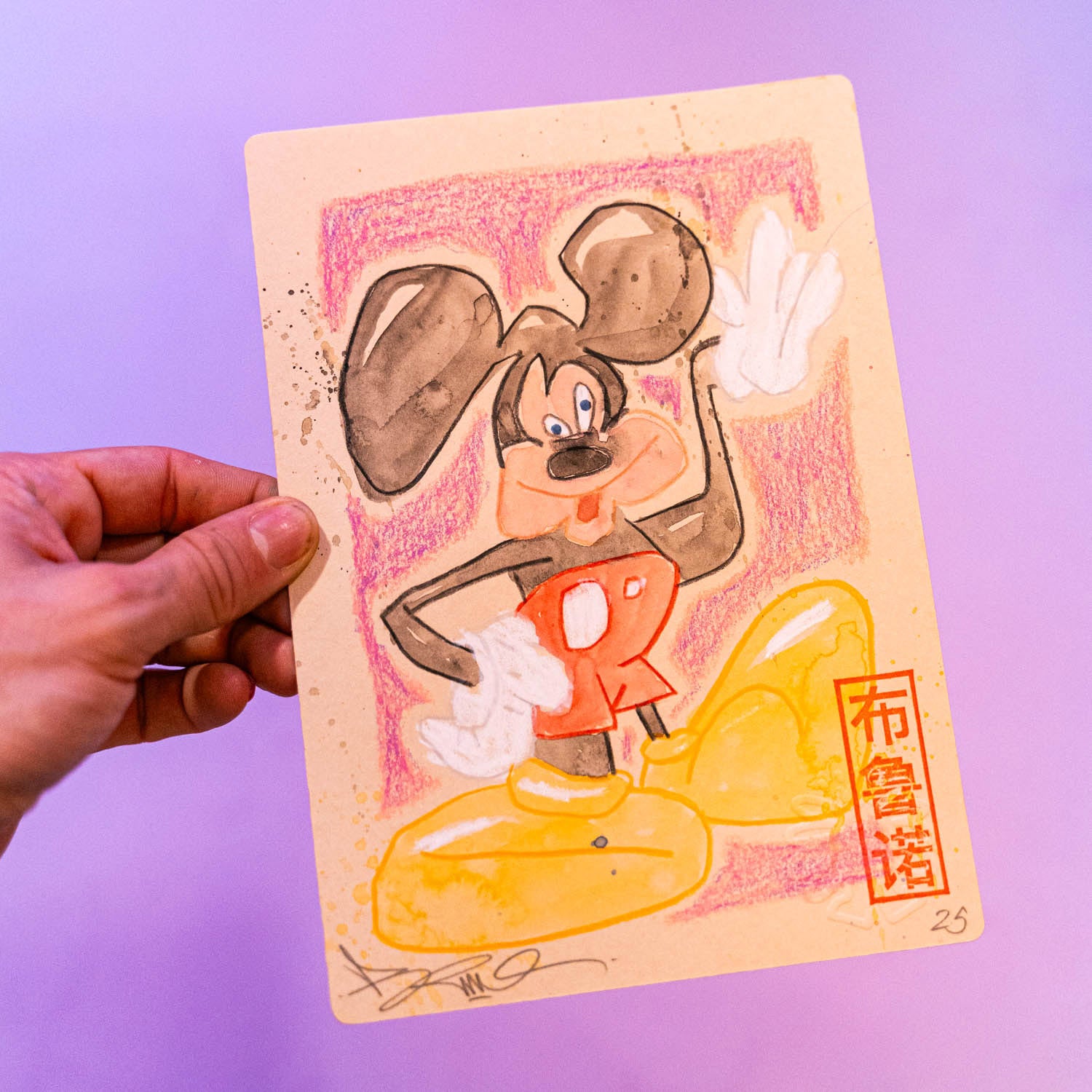 Mickey (Original) -Dessin original réalisé en live sur Twitch tamponné, gaufré et signé à la main. Matériel : Crayons de couleur et peinture aquarelle. Dimensions : 15 x 21 cm Papier Clairefontaine brun épais 250g.-Brunograffer