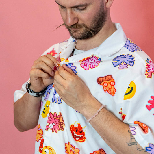 Boutique Art de Brunograffer - Pour être stylé cet été et frimé sur la plage habillé en Multi pad !
 
Afin d'éviter les frais de stockage et les pertes, chaque produits sont fabriqué sur commande. Le délais est assez long. Prévoir 3 à 4 semaines jusqu'à la réception de la commande.
• 65 % polyester recyclé, 35 % polyester• Poids du tissu : 100 g/m² (2,95 oz/yd²)• Matériau aéré qui évacue l'humidité• Coupe droite• Protection UPF50+• Composants du produit vierge provenant de Chine
Guide des tailles




 
POITRINE (cm)
TAILLE (cm)
HANCHES (cm)


2XS
87.9
71.9
90


XS
92
76
94


S
96
80
98


M
100
84
102.1


L
108
92
110


XL
116
100
118.1


2XL
124
108
126


3XL
132
116
134.1


4XL
140
124
142


5XL
148
132
150.1


6XL
156
140
158



