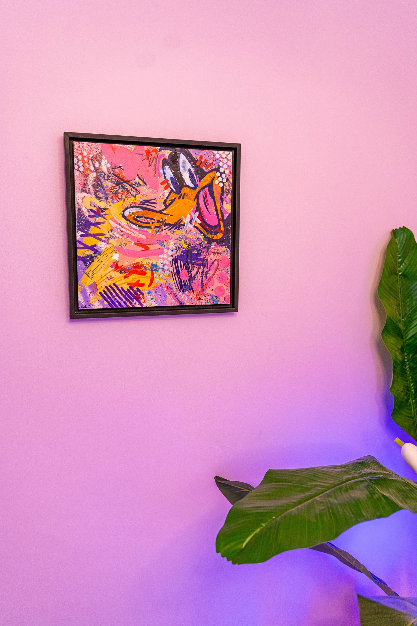 Daffy corner (Original) -Petit tableau d'un personnage de cartoon Looney Toons. Des personnages que j'adore depuis mon plus jeune âge pour lesquels je souhaite rendre hommage dans des peintures originales. Signée et datée à la main sur le devant et le derrière ainsi que tamponnée au dos. Chaque peinture est vendue avec un certificat d'authenticité (voir photo) et encadrée dans une caisse américaine sur mesure. Exemplaire unique. Dimensions sans cadre : 36x36cm Avec cadre : 40x40cm-Brunograffer