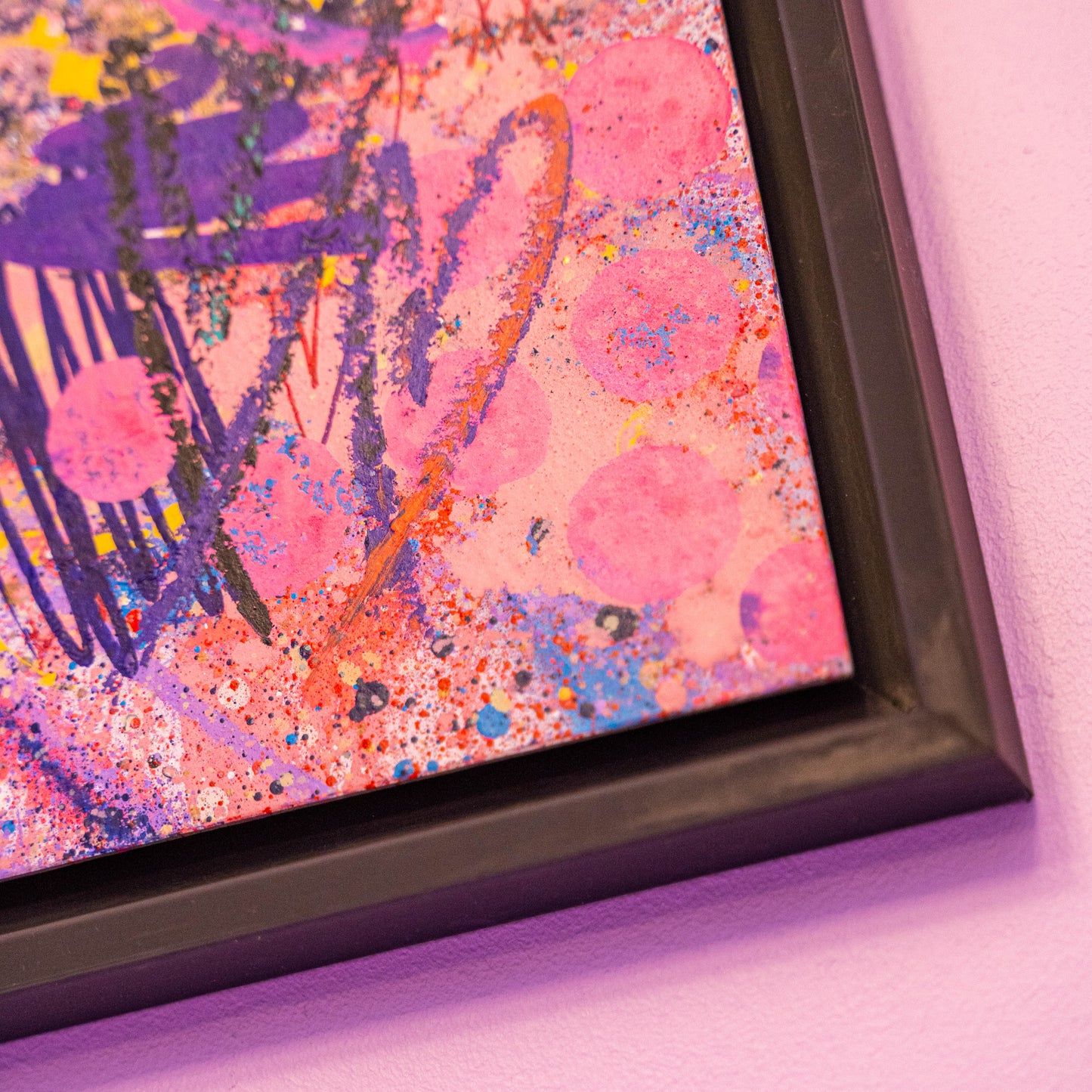 Daffy corner (Original) -Petit tableau d'un personnage de cartoon Looney Toons. Des personnages que j'adore depuis mon plus jeune âge pour lesquels je souhaite rendre hommage dans des peintures originales. Signée et datée à la main sur le devant et le derrière ainsi que tamponnée au dos. Chaque peinture est vendue avec un certificat d'authenticité (voir photo) et encadrée dans une caisse américaine sur mesure. Exemplaire unique. Dimensions sans cadre : 36x36cm Avec cadre : 40x40cm-Brunograffer