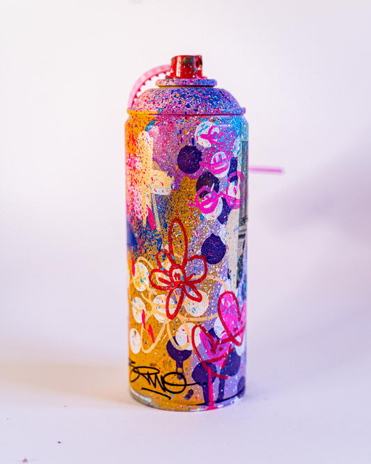 Boutique Art de Brunograffer - Bombe de peinture vide recyclée et custom. Signée à la main sur la spray avec une preuve d'authenticité sur un Zip Tie rose numéroté à la main fixé sur la buse en plastique.
 
Techniques : Peintures aérosols, Pastels à l'acryliques, feutres divers et stickers holographiques.
Vernis Mat.
 
Numéro 96.
Open Éditon.
 
POURQUOI RECYCLER LES BOMBE DE PEINTURE VIDES ?
Les bombes de peintures, une fois vides, c’est un enfer à recycler. C’est très long et c’est cher pour l’entreprise qui s’en occupe. A vrai dire, je ne saurai dire si beaucoup sont véritablement recycler.J’ai donc décidé de les recycler moi-même en leur donnant une seconde vie : je les perces pour utiliser encore le peu de peinture qui leur reste à l’intérieur dont je m'en sert pour les recouvrir entre elles. J’ajoute un peu de motifs, de couleurs, d’éclaboussures et de feutres pour les rendre plus unique. Enfin, je les signe et les vernis.
Chacune sont livrée avec une caps (embout en plastique sur le dessus) recyclé également (car souvent bouchée) sur laquelle est fixé un zip rose faisant office de preuve d'authenticité. Le zip est personnalisé sur le devant et signé sur le dos avec un autocollant holographique.
 
Livré emballé avec soin dans un colis suivi avec assurance à la valeur de l'objet.