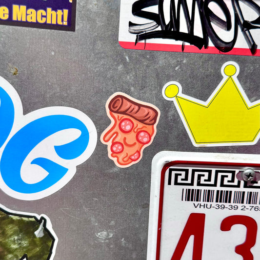 Boutique Art de Brunograffer - Illustrations digitales pour les emotes de la chaine de stream en live sur Twitch maintenant disponibles en planche de stickers.
Cette planche comprend 8 stickers.
 
Les illustrations sont réalisées sur tablette iPad avec Procreate puis imprimée. Les autocollants sont résistant aux poussières et aux éclaboussures. Veillez bien à les coller sur une surface lisse, propre et sèche pour un bon maintient. Par exemple sur un casque, un vélo, un frigo, une porte, le dos d'un téléphone, etc.
Matériaux : Sticker Vinyl MatDimensions : 10 x 15 cm