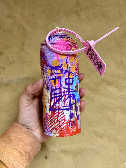 Bombe de peinture vide recyclée et custom en collaboration avec l'artiste TutoDraw. Signée à la main sur la spray avec une preuve d'authenticité sur une carte signée à la main fixée sur la buse en plastique sur le dessus.
 
Techniques : Peintures aérosols, Pastels à l'acryliques, feutres divers et collage de page de manga.
Vernis Mat.
 
 
POURQUOI RECYCLER LES BOMBE DE PEINTURE VIDES ?
Les bombes de peintures, une fois vides, c’est un enfer à recycler. C’est très long et c’est cher pour l’entreprise qui s’en occupe. A vrai dire, je ne saurai dire si beaucoup sont véritablement recycler.J’ai donc décidé de les recycler moi-même en leur donnant une seconde vie : je les perces pour utiliser encore le peu de peinture qui leur reste à l’intérieur dont je m'en sert pour les recouvrir entre elles. J’ajoute un peu de motifs, de couleurs, d’éclaboussures et de feutres pour les rendre plus unique. Enfin, je les signe et les vernis.
Chacune sont livrée avec une caps (embout en plastique sur le dessus) recyclé également (car souvent bouchée) sur laquelle est fixé un zip rose faisant office de preuve d'authenticité. Le zip est personnalisé sur le devant et signé sur le dos avec un autocollant holographique.
 
Livré emballé avec soin dans un colis suivi avec assurance à la valeur de l'objet.